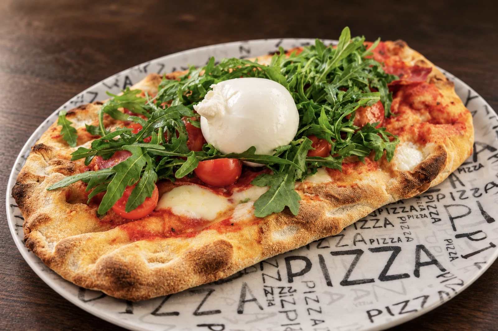 San Marino: Pinsa mit Rucola, Tomaten und weißem Käse