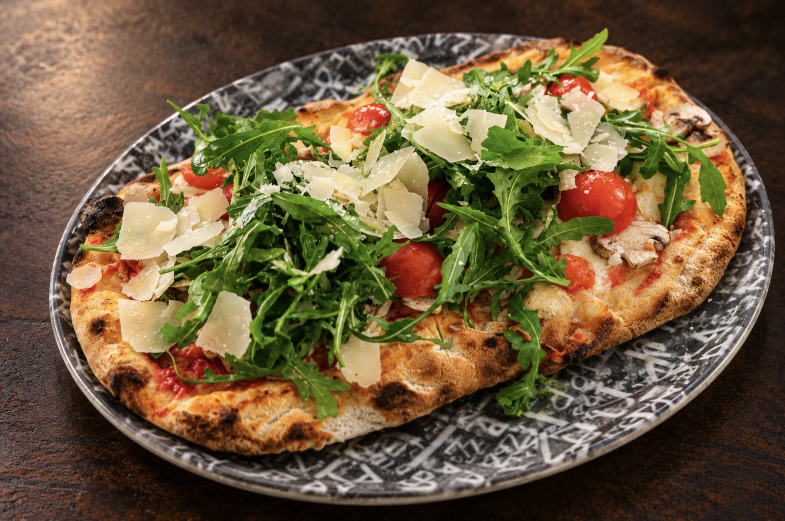 San Marino: Pinsa mit Rucola, Tomaten und Käse