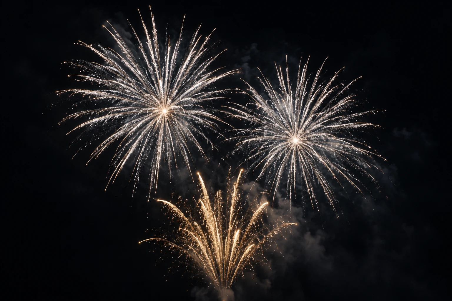 Goldweißes Feuerwerk am Nachthimmel – KI-gestaltetes Silvestermotiv