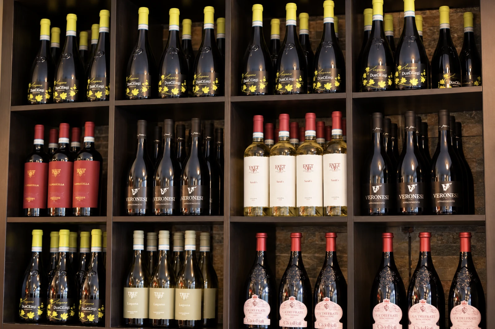 San Marino: Weinregal mit italienischen Weinen